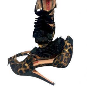 Betsey Johnson leopard ruffle  5 inch heel size 8 good condition